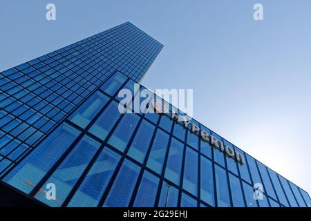 basilea svizzera, 24 aprile. 2021: hyperion hotel quattro stelle basilea nella sala espositiva fotografata dal basso verso l'alto, cielo blu senza nuvole, Foto Stock