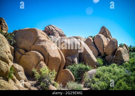 Bilanciamento di rocce nel deserto a Joshua National Park, California Foto Stock