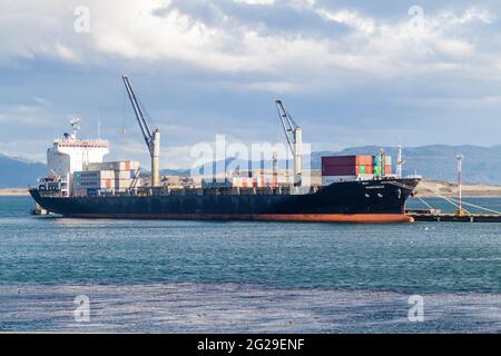 USHUAIA, ARGENTINA - 8 MARZO 2015: Nave da carico in un porto di Ushuaia, isola Tierra del Fuego, Argentina Foto Stock