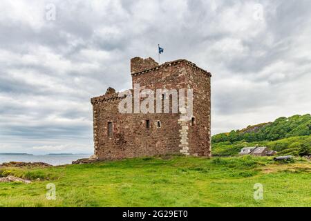 Portencross, Scozia, Regno Unito - 08 giugno 2021: Portencross Bay si affaccia sul vecchio castello in una giornata ventosa di giugno. Foto Stock