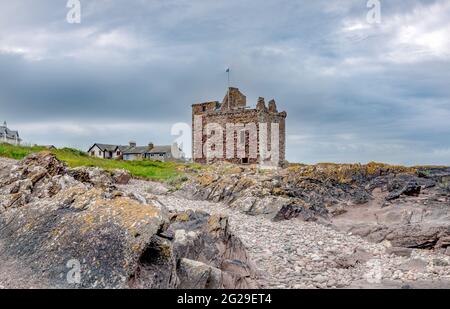 Portencross, Scozia, Regno Unito - 07 giugno 2021: Portencross Bay si affaccia sul vecchio castello in una giornata ventosa di giugno. Foto Stock