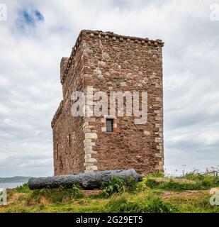 Portencross, Scozia, Regno Unito - 07 giugno 2021: Portencross Bay si affaccia sul vecchio castello in una giornata ventosa di giugno. Foto Stock