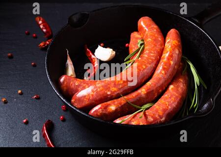 Concept alimentare merguez salsicce piccanti francesi in padella di ferro con spazio per la copia Foto Stock