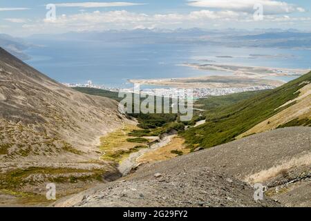 Vista sul canale di Beagle e sulle montagne vicino a Ushuaia, Argentina Foto Stock