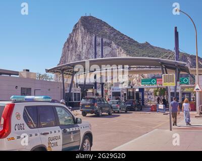 La contesa frontiera spagnola con Gibilterra a la Línea de la Concepción, Cádiz, con i segni del punto di controllo doganale britannico visibili Foto Stock