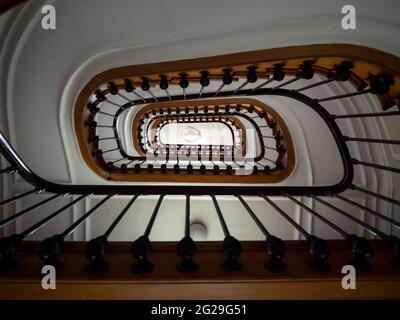 vecchia scala rotonda vista dal basso verso il soffitto, bella architettura Foto Stock