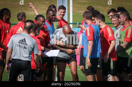 L'assistente tecnico belga Thierry Henry (C) e i giocatori del Belgio hanno ritratto durante una sessione di allenamento della nazionale belga di calcio Red Devils, i Foto Stock