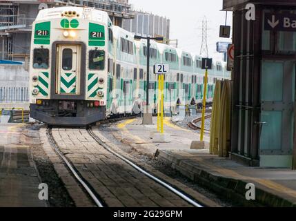 GO Transit appartiene a Metrolinx ed è un sistema di trasporto pubblico interregionale. Foto Stock