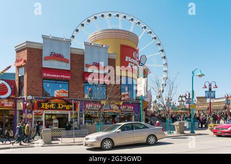 Clifton Hill, Main Avenue e Plaza nella città di Niagara Falls, una città canadese sulla riva occidentale del fiume Niagara. Foto Stock