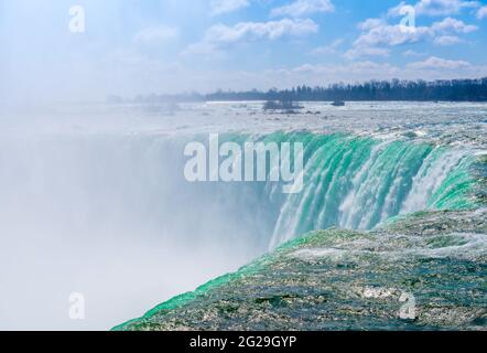Cascate di Horseshoe nelle Cascate del Niagara viste dal lato canadese. Le Cascate del Niagara sono una delle principali attrazioni turistiche del Canada. Foto Stock