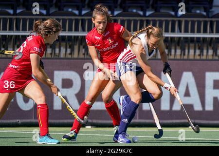 AMSTELVEEN, PAESI BASSI - 9 GIUGNO: Lien Hilewaert del Belgio, Erica Sanders dell'Inghilterra durante la partita dei Campionati europei di Hockey tra Belgio e Inghilterra allo stadio Wagener il 9 giugno 2021 ad Amstelveen, Paesi Bassi (Foto di Jeroen Meuwsen/Orange Pictures) Foto Stock