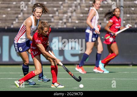 AMSTELVEEN, PAESI BASSI - 9 GIUGNO: Barbara Nelen del Belgio, Anna Toman d'Inghilterra durante la partita dei Campionati europei di Hockey tra Belgio e Inghilterra allo stadio Wagener il 9 giugno 2021 ad Amstelveen, Paesi Bassi (Foto di Jeroen Meuwsen/Orange Pictures) Foto Stock