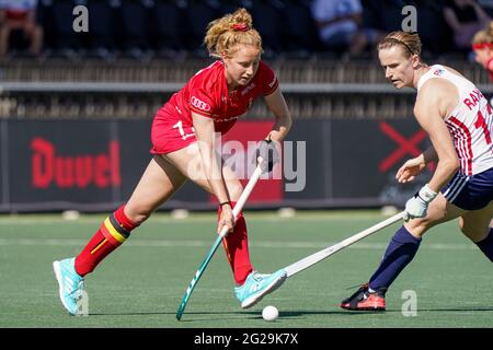 AMSTELVEEN, PAESI BASSI - 9 GIUGNO: Michelle Struijk del Belgio, Elena Rayer dell'Inghilterra durante la partita dei Campionati europei di Hockey tra Belgio e Inghilterra allo stadio Wagener il 9 giugno 2021 ad Amstelveen, Paesi Bassi (Foto di Jeroen Meuwsen/Orange Pictures) Foto Stock