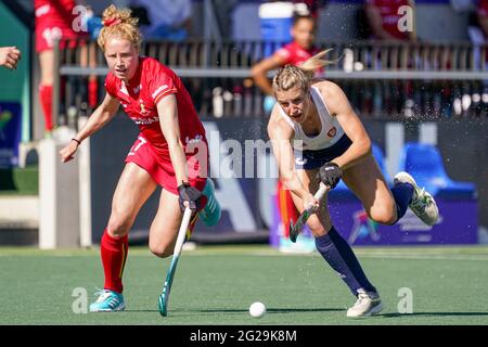 AMSTELVEEN, PAESI BASSI - 9 GIUGNO: Michelle Struijk del Belgio, Lily Owsley dell'Inghilterra durante la partita dei Campionati europei di Hockey tra Belgio e Inghilterra allo stadio Wagener il 9 giugno 2021 ad Amstelveen, Paesi Bassi (Foto di Jeroen Meuwsen/Orange Pictures) Foto Stock