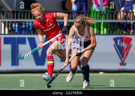 AMSTELVEEN, PAESI BASSI - 9 GIUGNO: Michelle Struijk del Belgio, Lily Owsley dell'Inghilterra durante la partita dei Campionati europei di Hockey tra Belgio e Inghilterra allo stadio Wagener il 9 giugno 2021 ad Amstelveen, Paesi Bassi (Foto di Jeroen Meuwsen/Orange Pictures) Foto Stock