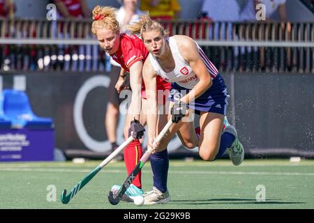 AMSTELVEEN, PAESI BASSI - 9 GIUGNO: Michelle Struijk del Belgio, Lily Owsley dell'Inghilterra durante la partita dei Campionati europei di Hockey tra Belgio e Inghilterra allo stadio Wagener il 9 giugno 2021 ad Amstelveen, Paesi Bassi (Foto di Jeroen Meuwsen/Orange Pictures) Foto Stock