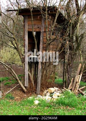 Hunter box al bordo del legno coperto di alberi, rifugio per i cacciatori Foto Stock