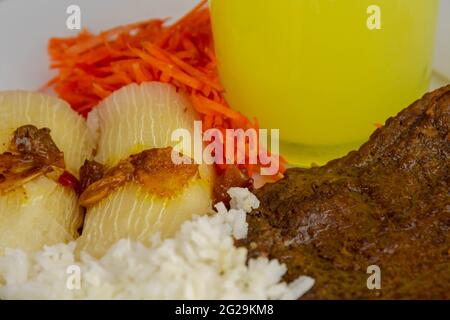 Piatto di cucina brasiliana con bistecca e riso e carote e manioca con un occhio. Pranzo executive. Cibo fatto in casa e stagionato. Arrosto di manzo con salsa e sa Foto Stock