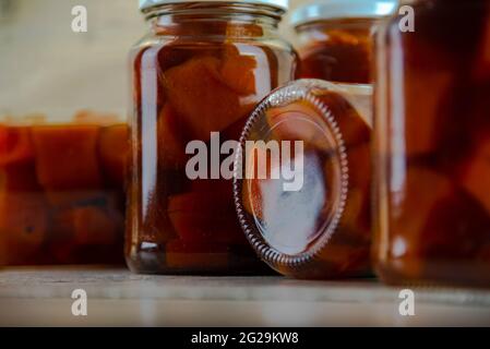 Bicchieri di marmellata con marmellata di zucca fatta in casa su sfondo di legno. Deliziosa e gustosa marmellata di zucca a pezzi. Marmellate fatte in casa. Cucina brasiliana. Dessert. Foto Stock