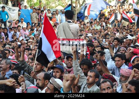 Taiz / Yemen - 28 febbraio 2011: Folle di massa a Freedom Square nella città yemenita di Taiz nella rivoluzione della Primavera araba 2011 Foto Stock