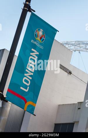 Wembley Stadium, Wembley Park, Regno Unito. 9 giugno 2021. "EURO 2020 London" si insegni intorno a Wembley prima del Campionato europeo di calcio UEFA. Rinviato di un anno come la pandemia di Coronavirus ha colpito in tutto il mondo nel 2020, il torneo inizia l'11 giugno 2021, con il Wembley Stadium che ospita la sua prima partita, Inghilterra contro Croazia, il 13 giugno 2021. Amanda Rose/Alamy Live News Foto Stock