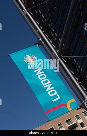 Wembley Stadium, Wembley Park, Regno Unito. 9 giugno 2021. "EURO 2020 London" si insegni intorno a Wembley prima del Campionato europeo di calcio UEFA. Rinviato di un anno come la pandemia di Coronavirus ha colpito in tutto il mondo nel 2020, il torneo inizia l'11 giugno 2021, con il Wembley Stadium che ospita la sua prima partita, Inghilterra contro Croazia, il 13 giugno 2021. Amanda Rose/Alamy Live News Foto Stock