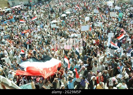 Taiz / Yemen - 28 febbraio 2011: Folle di massa a Freedom Square nella città yemenita di Taiz nella rivoluzione della Primavera araba 2011 Foto Stock