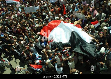 Taiz / Yemen - 28 febbraio 2011: Folle di massa a Freedom Square nella città yemenita di Taiz nella rivoluzione della Primavera araba 2011 Foto Stock