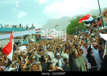 Taiz / Yemen - 28 febbraio 2011: Folle di massa a Freedom Square nella città yemenita di Taiz nella rivoluzione della Primavera araba 2011 Foto Stock