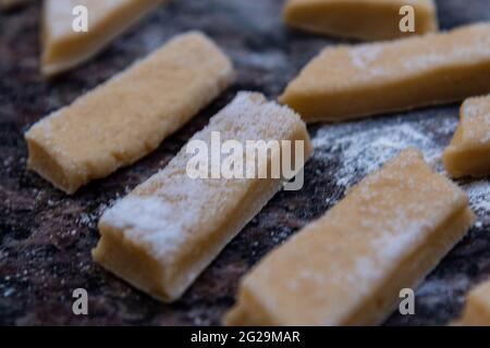 Produzione di biscotti fatti in casa alla farina. Biscotti zuccherati. Delizie fatte in casa. Prodotti da forno. Prelibatezze culinarie. Foto Stock