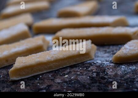 Produzione di biscotti fatti in casa alla farina. Biscotti zuccherati. Delizie fatte in casa. Prodotti da forno. Prelibatezze culinarie. Foto Stock