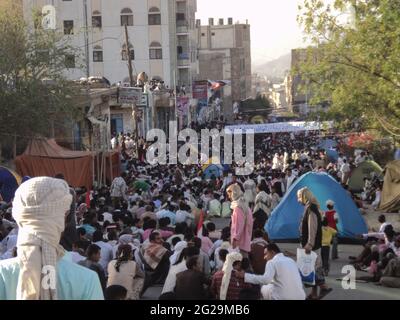 Taiz / Yemen - 28 febbraio 2011: Folle di massa a Freedom Square nella città yemenita di Taiz nella rivoluzione della Primavera araba 2011 Foto Stock