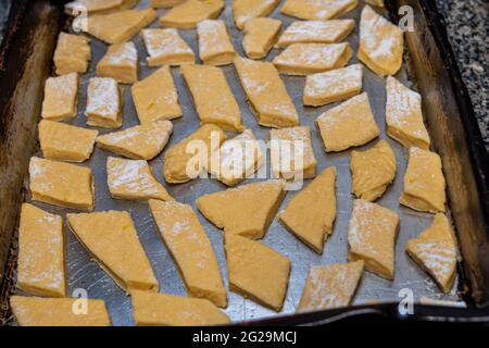 Produzione di biscotti fatti in casa alla farina. Biscotti zuccherati. Delizie fatte in casa. Prodotti da forno. Prelibatezze culinarie. Foto Stock