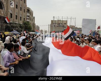 Taiz / Yemen - 28 febbraio 2011: Folle di massa a Freedom Square nella città yemenita di Taiz nella rivoluzione della Primavera araba 2011 Foto Stock