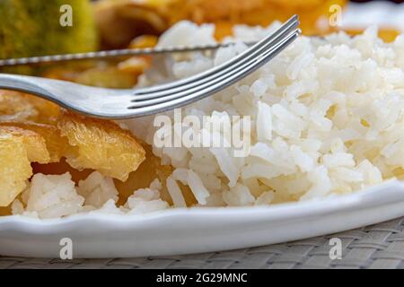 Piatto tipico brasiliano con riso e fagioli, insalata e carne di pollo. Cibo fatto in casa. Cucina quotidiana. Piatto fatto. Piatto con cibo servito a pranzo. Hom Foto Stock