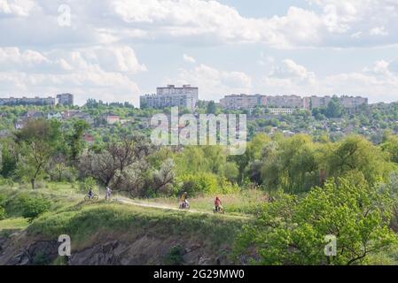 Aprile 2021. Krivoy Rog. Ucraina. Due motociclisti in moto sportive che percorrono il sentiero. Paesaggio primaverile. Foto Stock