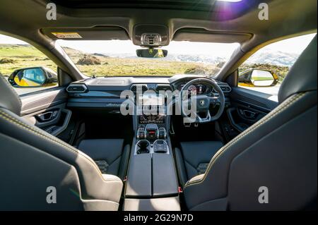 Interno di un SUV Lamborghini Urus fotografato al sole di sera a Llangynidr, Powys, Galles, Regno Unito. Specifiche: Motore V8 turbo doppio da 4 litri 0-62 mph 3 Foto Stock