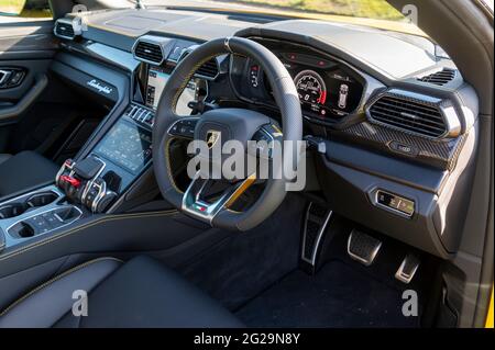 Interno di un SUV Lamborghini Urus fotografato al sole di sera a Llangynidr, Powys, Galles, Regno Unito. Specifiche: Motore V8 turbo doppio da 4 litri 0-62 mph 3 Foto Stock