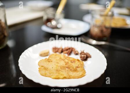 Fotografia OH un pancake di banana in un piatto bianco Foto Stock