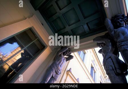 Statue e Portico con atlantici, ingresso storico, Museo dell'Ermitage di Stato, San Pietroburgo, Russia. Foto Stock