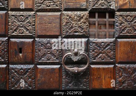 Particolare dell'antica porta in legno di Venezia Foto Stock