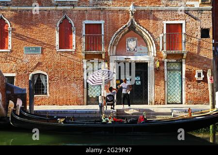 Gondolieri veneziani in attesa di turisti Foto Stock