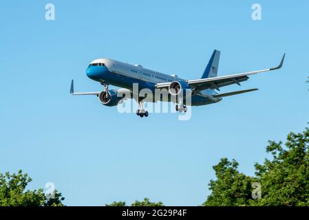 RAF Mildenhall, Suffolk, Regno Unito. 9 Giu 2021. Il presidente AMERICANO Joe Biden sta volando da Washington a RAF Mildenhall a Suffolk a bordo dell'"Air Force One" per una visita di cinque giorni nel Regno Unito che comprende incontri con il PM Boris Johnson e per partecipare al vertice del G7 in Cornovaglia. Il suo aereo atterra poco dopo questo Boeing C-32A (757) che funge da supporto e di ricambio per le visite presidenziali, e ha utilizzato il callsign 'SAM46', con Biden essere il 46 ° presidente. Foto Stock