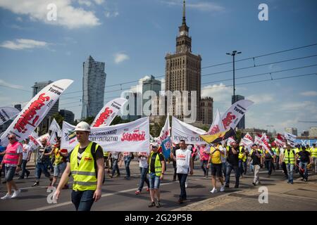 Durante la manifestazione, i manifestanti stanno sventolando le bandiere di Solidarnosc (solidarietà).migliaia di lavoratori polacchi dell'industria carboniera e dell'energia hanno protestato a Varsavia contro la graduale eliminazione dell'uso del carbone e contro un'ordinanza del tribunale dell'Unione europea di chiudere immediatamente la miniera di carbone marrone di Turow - la sentenza è stata in risposta Ad una causa della vicina Repubblica ceca che dice che la miniera sta drenando acqua dai suoi villaggi di confine. La protesta è stata organizzata dal sindacato indipendente "Sollidarnosc" (solidarietà). Foto Stock