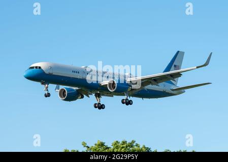 RAF Mildenhall, Suffolk, Regno Unito. 9 Giu 2021. Il presidente AMERICANO Joe Biden sta volando da Washington a RAF Mildenhall a Suffolk a bordo dell'"Air Force One" per una visita di cinque giorni nel Regno Unito che comprende incontri con il PM Boris Johnson e per partecipare al vertice del G7 in Cornovaglia. Il suo aereo atterra poco dopo questo Boeing C-32A (757) che funge da supporto e di ricambio per le visite presidenziali, e ha utilizzato il callsign 'SAM46', con Biden essere il 46 ° presidente. Foto Stock