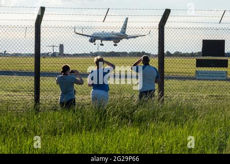 RAF Mildenhall, Suffolk, Regno Unito. 9 Giu 2021. Il presidente AMERICANO Joe Biden sta volando da Washington a RAF Mildenhall a Suffolk a bordo dell'"Air Force One" per una visita di cinque giorni nel Regno Unito che comprende incontri con il PM Boris Johnson e per partecipare al vertice del G7 in Cornovaglia. Il suo aereo atterra poco dopo questo Boeing C-32A (757) che funge da supporto e di ricambio per le visite presidenziali, e ha utilizzato il callsign 'SAM46', con Biden essere il 46 ° presidente. La gente che lo guarda atterra dalla recinzione di sicurezza Foto Stock