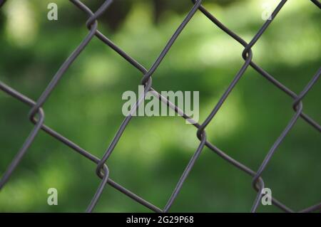 Bianco maglia piccola recinzione metallica con sfondo bokeh di fondo Foto  stock - Alamy