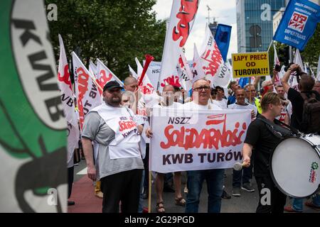 I manifestanti gridano e sventolano le bandiere di Solidarnosc (solidarietà) durante la manifestazione.migliaia di lavoratori polacchi dell'industria estrattiva e energetica hanno protestato a Varsavia contro la graduale eliminazione dell'uso del carbone e contro un ordine della Corte dell'Unione europea di chiudere immediatamente la miniera di carbone marrone Turow - la sentenza è stata In risposta ad una causa della vicina Repubblica ceca che dice che la miniera sta drenando acqua dai suoi villaggi di confine. La protesta è stata organizzata dal sindacato indipendente "Sollidarnosc" (solidarietà). (Foto di Attila Husejnow/SOPA Images/Sipa USA) Foto Stock