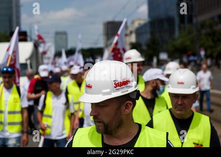 Durante la dimostrazione, i minatori che protestano indossano caschi con i leggendari adesivi Solidarnosc (solidarietà).migliaia di lavoratori polacchi dell'industria estrattiva e energetica hanno protestato a Varsavia contro la graduale eliminazione dell'uso del carbone e contro un ordine della Corte dell'Unione europea di chiudere immediatamente la miniera di carbone marrone Turow, la La sentenza è stata in risposta ad una causa della vicina Repubblica ceca che dice che la miniera sta drenando acqua dai suoi villaggi di confine. La protesta è stata organizzata dal sindacato indipendente "Sollidarnosc" (solidarietà). (Foto di Attila Husejnow/SOPA Foto Stock