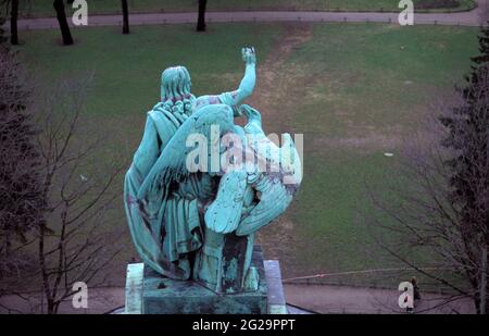 Scultura Evangelista Giovanni con una vista sull'aquila che si affaccia dalla cupola su Piazza Isacco dalla Cattedrale di San Isacco, San Petersbu Foto Stock